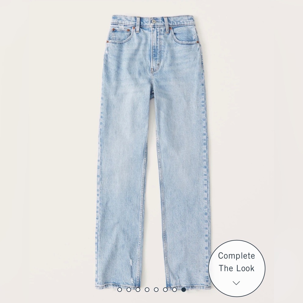 Abercrombie Ultra High Rise 90s Straight Jean - Light wash.